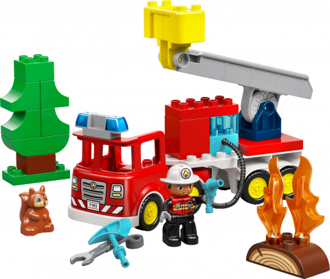 Brandweertruck met slang en brandweerman